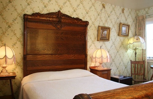 Pacific Grove Cabin | 1890 Quarter Sawn rolled oak armoire/Fireplace/ QUEENBED/clawfoottub/shower