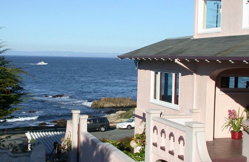 Pacific Grove Cabin | 1890 Quarter Sawn rolled oak armoire/Fireplace/ QUEENBED/clawfoottub/shower