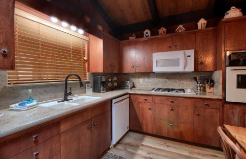 North Wawona Ski Chalet | 18B Hiltbrand Hangout