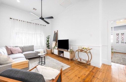 Mount Gambier Cottage | 1900's Renovated Character Cottage 2 bedroom - perfect position close to the CBD