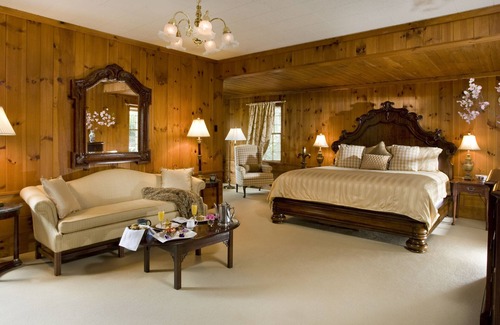 Lynn Hotel | 1906 Pine Crest Inn