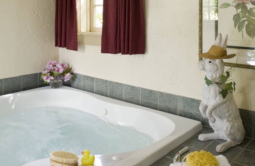 Lynn Hotel | 1906 Pine Crest Inn