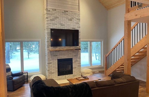 Lac du Bonnet Cottage | 19TH HOLE on the 13th of Granite Hills, HOT TUB large luxury cabin, Sleeps 14+