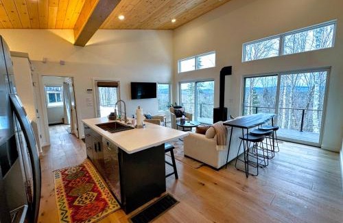 Bethlehem Villa | 1B Contemporary cabin in magnificent setting, luxury and comfort, hot tub, AC!