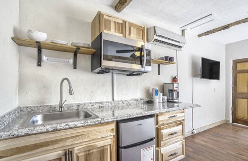 West Colorado Springs Apartment | 1BD Mnt View Suitehikingdogs Welcome!