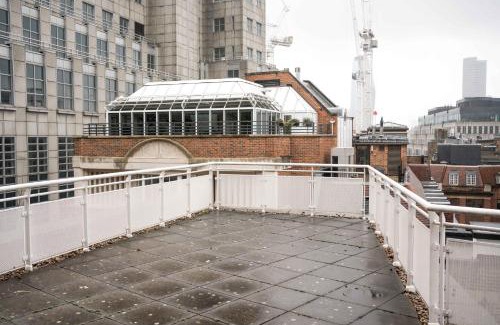 Castle Baynard Apartment | 1BD Modern City Oasis: Near London Attractions