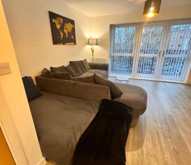 Crawley City Centre Apartment | 1Bed Apt- Crawley Town Centre - Free Parking