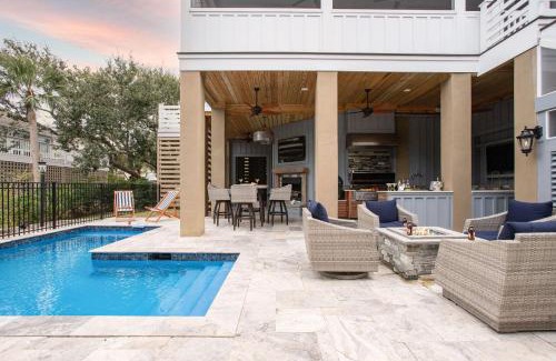 Beachwood East House | 1blck to Beach Pool Firepit Outdoor Kitchen Game Room Pelican by AvantStay