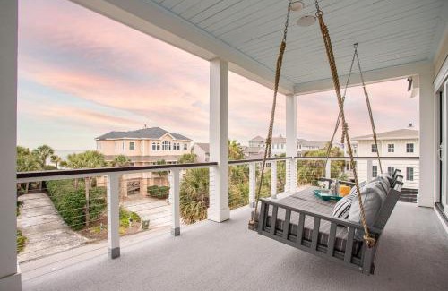 Beachwood East House | 1blck to Beach Pool Firepit Outdoor Kitchen Game Room Pelican by AvantStay