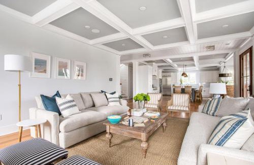 Beachwood East House | 1blck to Beach Pool Firepit Outdoor Kitchen Game Room Pelican by AvantStay