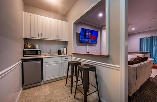 Nashville Hotel | 1BR, 1BA Luxury Hot tub Suite