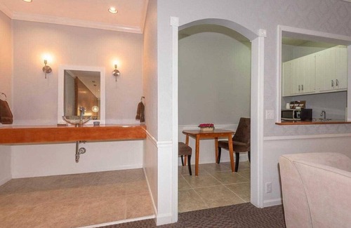 Nashville Hotel | 1BR, 1BA Luxury Hot tub Suite