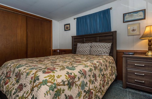 Helmsburg Cabin | 1BR, 1BA