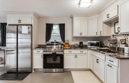 Athens House | 1Br 1bath - Greenway Garage w Firepit
