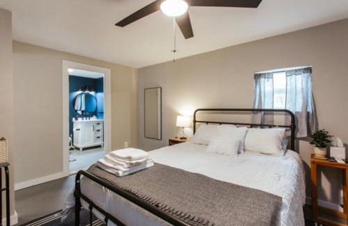 Athens House | 1Br 1bath - Greenway Garage w Firepit