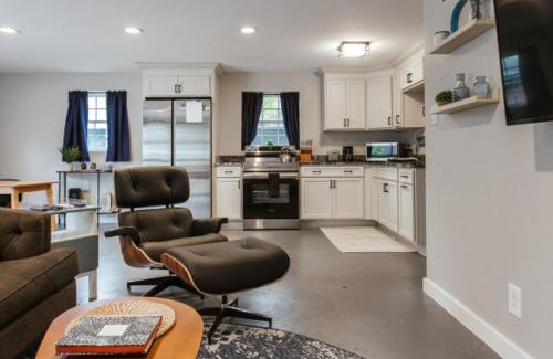 Athens House | 1Br 1bath - Greenway Garage w Firepit