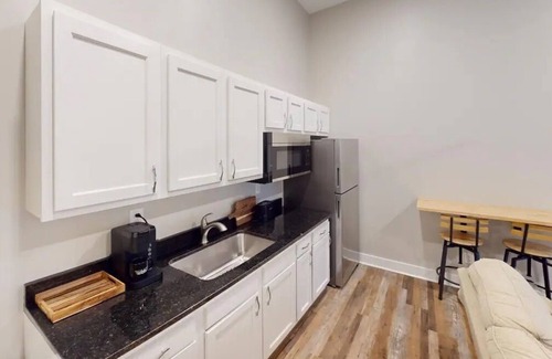 Taylor Berry House | 1BR|Chic Warehouse Suite|Exposed Brick|Modern Gem