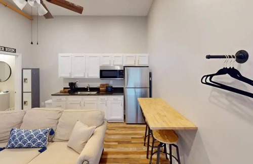 Taylor Berry House | 1BR|Chic Warehouse Suite|Exposed Brick|Modern Gem