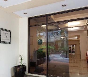 Bonifacio Global City Apartment | 1BR Condotel - Forbes Town Road near St Lukes BGC Taguig