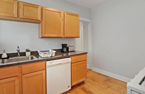 Ravenswood Apartment | 1BR Deluxe Apt with Complete Amenities