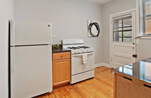 Ravenswood Apartment | 1BR Deluxe Apt with Complete Amenities