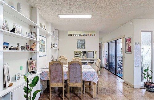 Fontainebleau House | 1BR in Shared Home | Pool, Tennis & Lake, Miami