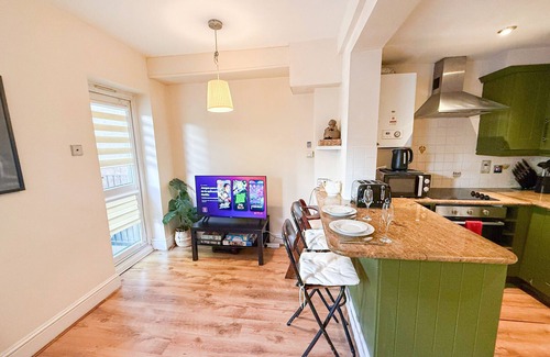 Royal Borough of Kensington and Chelsea House | 1BR Kensington Flat near Holland Park, Earls Court