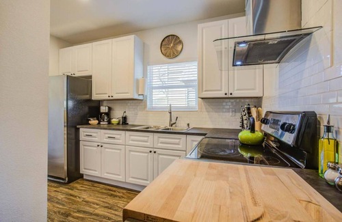 Downtown Colorado Springs Apartment | 1BR Lovely Stylish Downtown Close To Everything