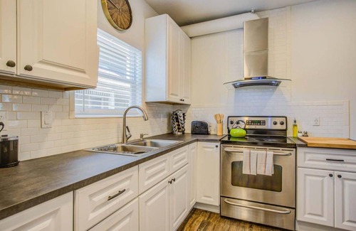 Downtown Colorado Springs Apartment | 1BR Lovely Stylish Downtown Close To Everything