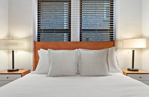 Hyde Park Apartment | 1BR Modern & Chic Apt in Downtown Chicago - Dorchester 204