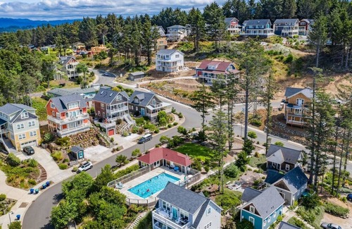 Nelscott House | 1BR Olivia Beach hot tub, pool, fire pit, dogs