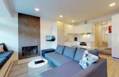 Blueberry Hill House | 1BR + Sofabed | Whistler on the Lake | Lakefront | Private Dock | Wood Fireplace
