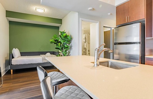 Fort York Hotel | 1King 1Queen 1Twin Beds/CN TowerView/Luxury Suite