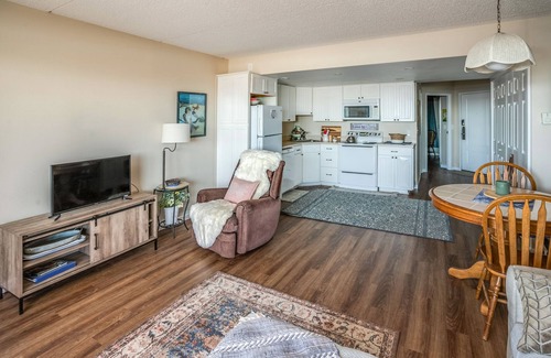 Gearhart Condo | 1st Floor 1 Bedroom Cute and Cozy - Walk to beach and golf! No Cleaning Fees.