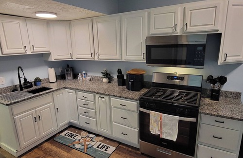 Geneva-on-the-Lake Condo | 1st Floor Beach Access 2-Bedroom Condo in Geneva U1