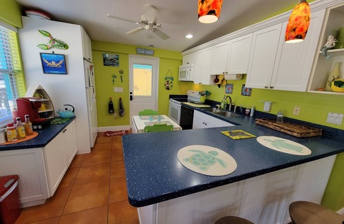 South Gate Ridge House | 2/1 Cute, Bright, artistic near #1 beach fenced privacy yard for pets!