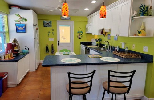 South Gate Ridge House | 2/1 Cute, Bright, artistic near #1 beach fenced privacy yard for pets!