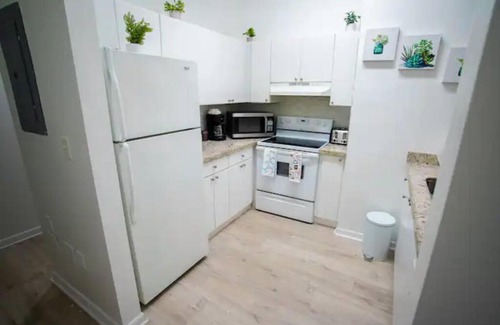 Edgewater Apartment | 2/2.5 Miami Apartment,7 mins Airport, 20 min Beach