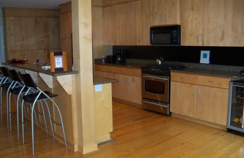 Lynn House | 2-3 Bedroom House with private pond on 18 acres 15 minutes from TIEC