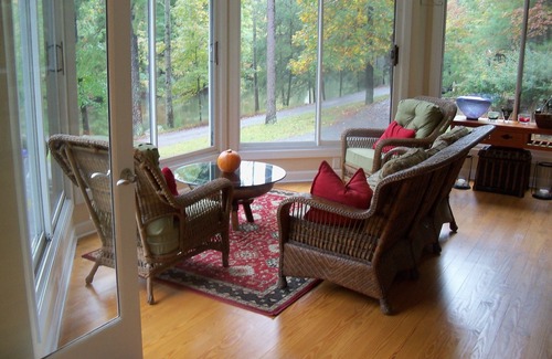 Lynn House | 2-3 Bedroom House with private pond on 18 acres 15 minutes from TIEC