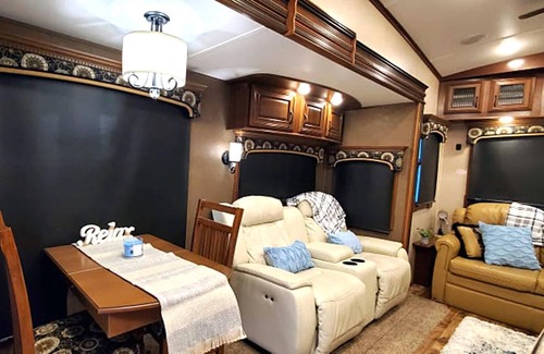 River Ranch Cottage | 2 BATH Fully Stocked RV w/ FREE Golf Cart! 200