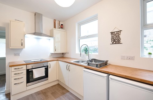 Port Talbot House | 2 Bathrooms, 5 Bedrooms, Available Parking