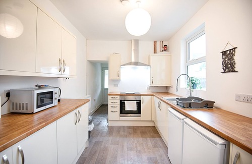 Port Talbot House | 2 Bathrooms, 5 Bedrooms, Available Parking