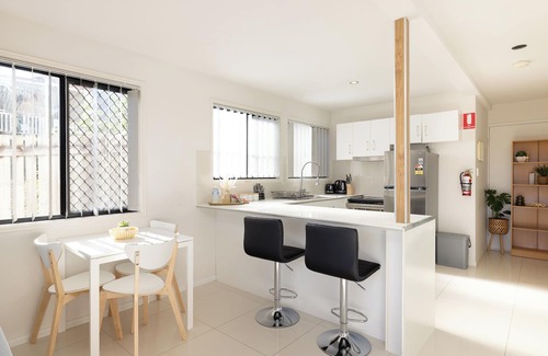 Sunnybank Apartment | 2 Bdr Apt! Train! Parking! Restaurants! 3144D2