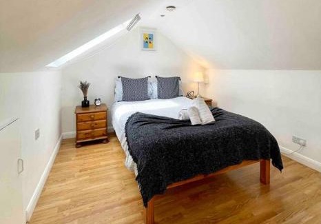 North Kensington Apartment | 2 BDR Flat With Canal View