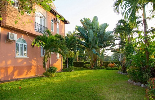 Runaway Bay Apartment | 2 Bdrm Apartment at Runaway Bay