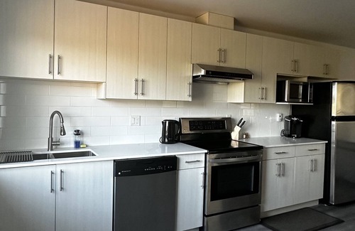 Surrey House | 2 bdrm Guest Suite, Country Livin in City, scenic view of Mt. Baker, near shops.