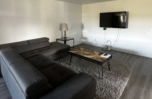 Surrey House | 2 bdrm Guest Suite, Country Livin in City, scenic view of Mt. Baker, near shops.