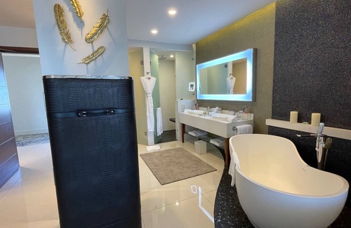 Cabo San Lucas Resort | 2 bdrms & THREE baths in FIVE-DIAMOND Resort! Luxury awaits you!