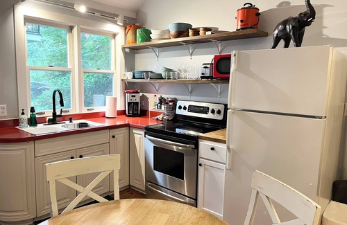 Union Pier House | 2 bed/1 bath, 1.5 blocks to beach/town, dog friendly